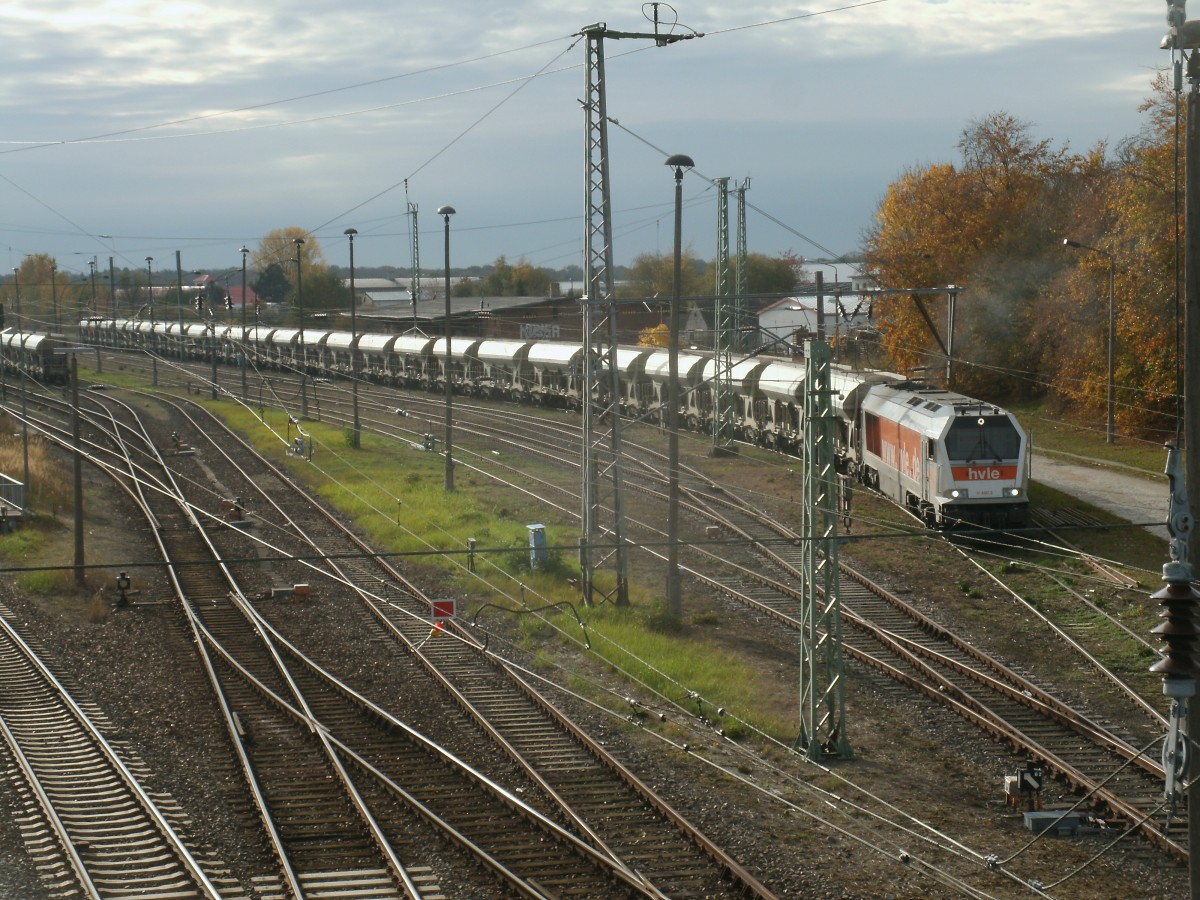 Mit einem Kieszug stand die hvle Maxima V490.3,am 23.Oktober 2013,auf der Ladestrae in Bergen/Rgen.