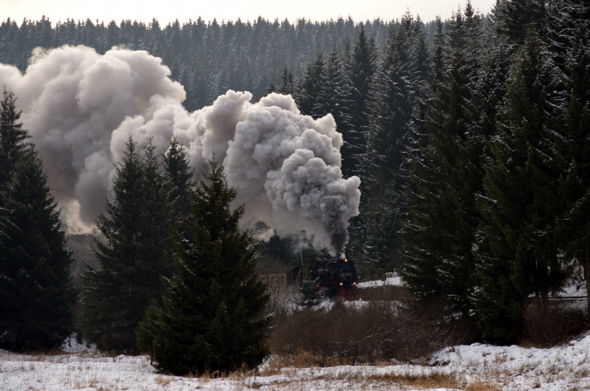Mit meiner neuen Kamera der Nikon D 3200 ging es am 6.1.2015 in den Harz.Mit einer mächtigen Rauchwolke donnert 99 7245-6 mit P 8904 die Steigung hinter Sorge hoch.
