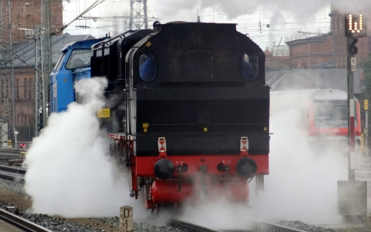 Mit viel Dampf verlsst das Gespann bestehend aus einer V100-Ost, einem Tender der 01 0509-8 und der 92 994-7 den Bahnhof Bamberg am 21.Januar 2014.