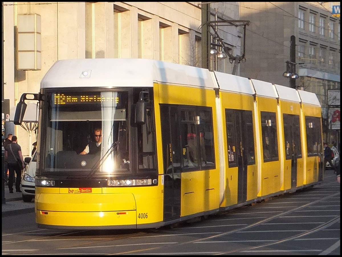 Moderne Straenbahn der BVG in Berlin.