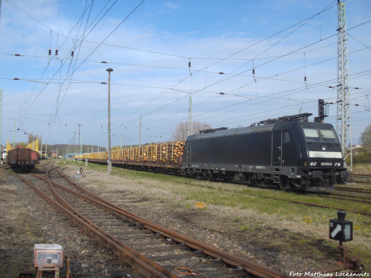 MRCE 185 572 mit einem Holzzug abgestellt im Bahnhof Bergen auf Rgen am 24.4.14