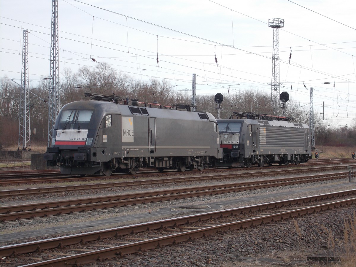 MRCE ES 64 U2-027 und die ES 64 F4-036,am 07.Februar 2016,im Seehafen von Rostock.
