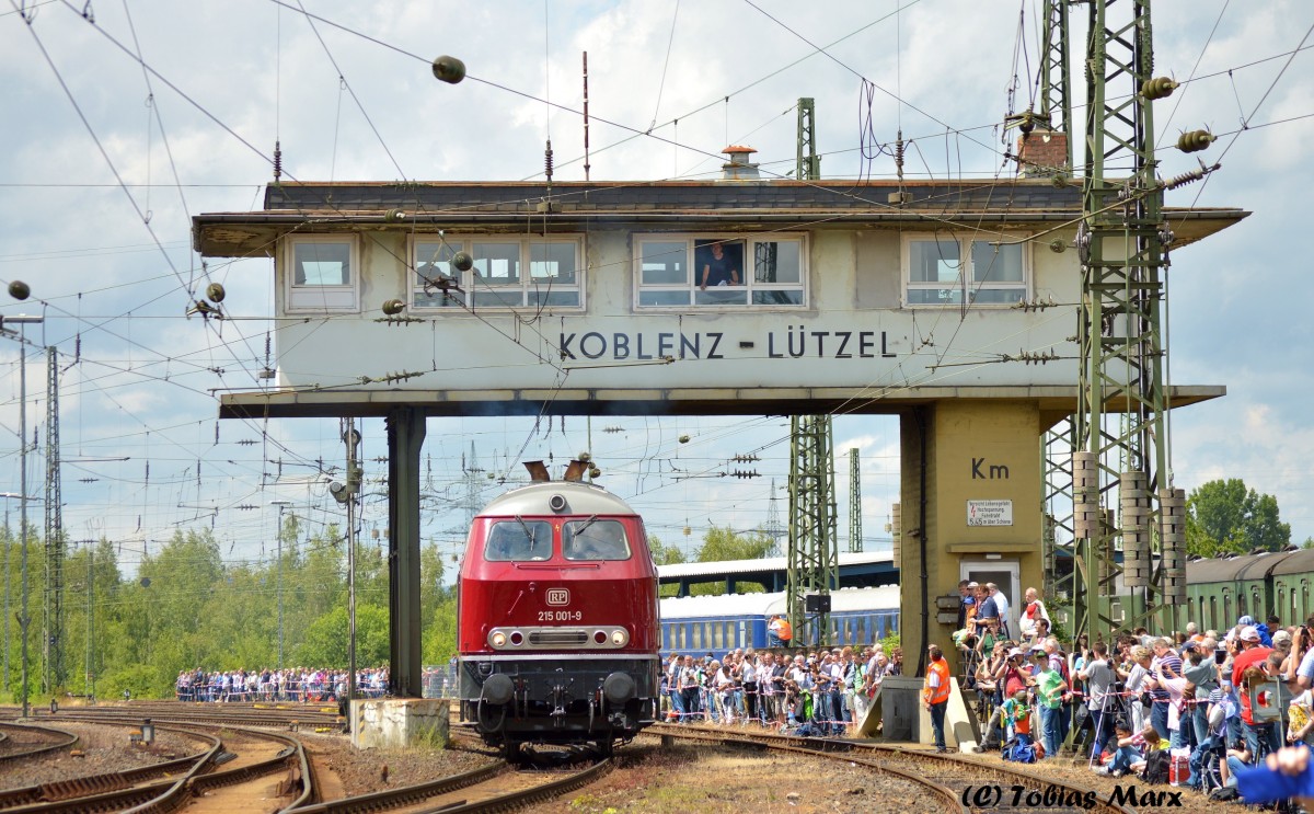 Nach der 217 014 kam 215 001 von Railsystems angefahren. Aufgenommen am 13.06.2015 beim Sommerfest in Koblenz