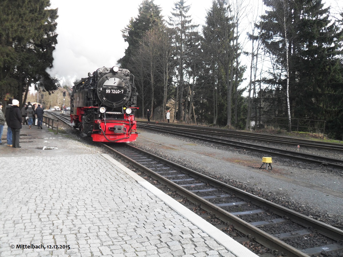 Nach Ankunft in Drei-Annen-Hohne fuhr 99 7240-7 ans andere Zugende um wieder zurck auf den Brocken zu fahren. Dieses Bild entstand am 12.12.2015.