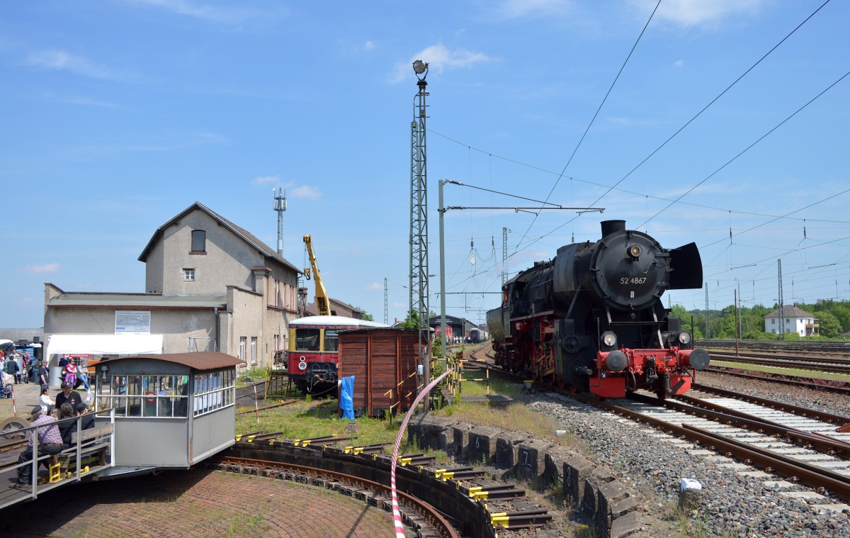 Nachdem die 01 118 mit dem Zug nach Darmstadt Hbf draußen war, konnte die 52 4867 (HEF) ins BW am 14.05.2015 setzen.