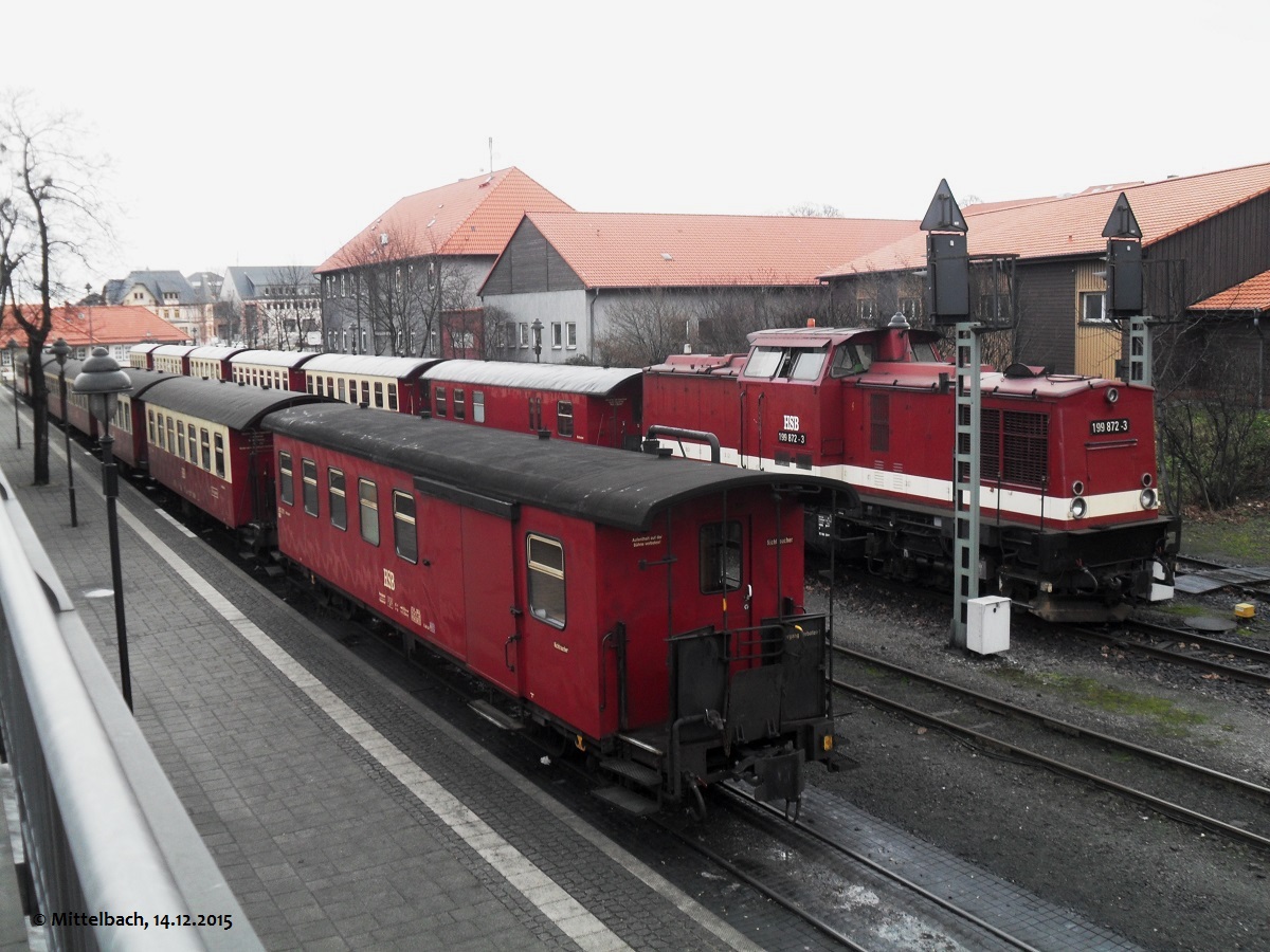 Nachdem am 14.12.2015 die Dampflok mit ihrem Zug zum Brocken ausgefahren ist hat die Diesellok in Wernigerode schon wieder zwei weitere Zge bereitgestellt.