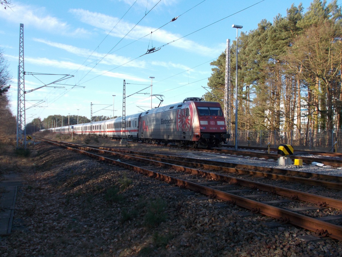 Noch den Stromabnehmer angelegt hatte die 101 110,am 08.März 2015,als sie ihren Zug in die Binzer Abstellanlage drückte.Der Zug blieb über Nacht in Binz.
