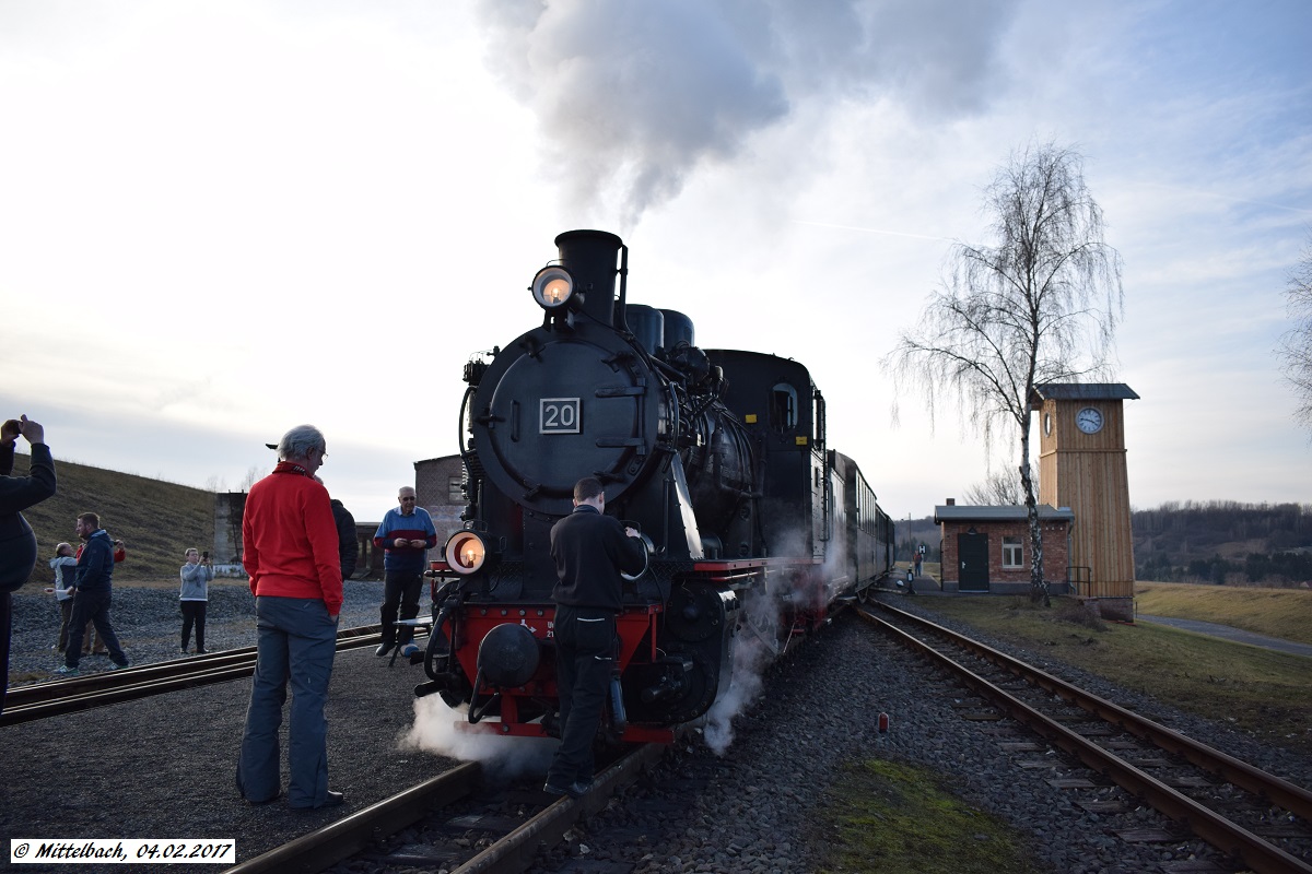 Nur noch wenige Handgriffe an der Lok durch den Lokführer. Der letzte Zug steht am 04.02.2017 in Hettstedt Kupferkammerhütte zur Rückfahrt nach Benndorf bereit.