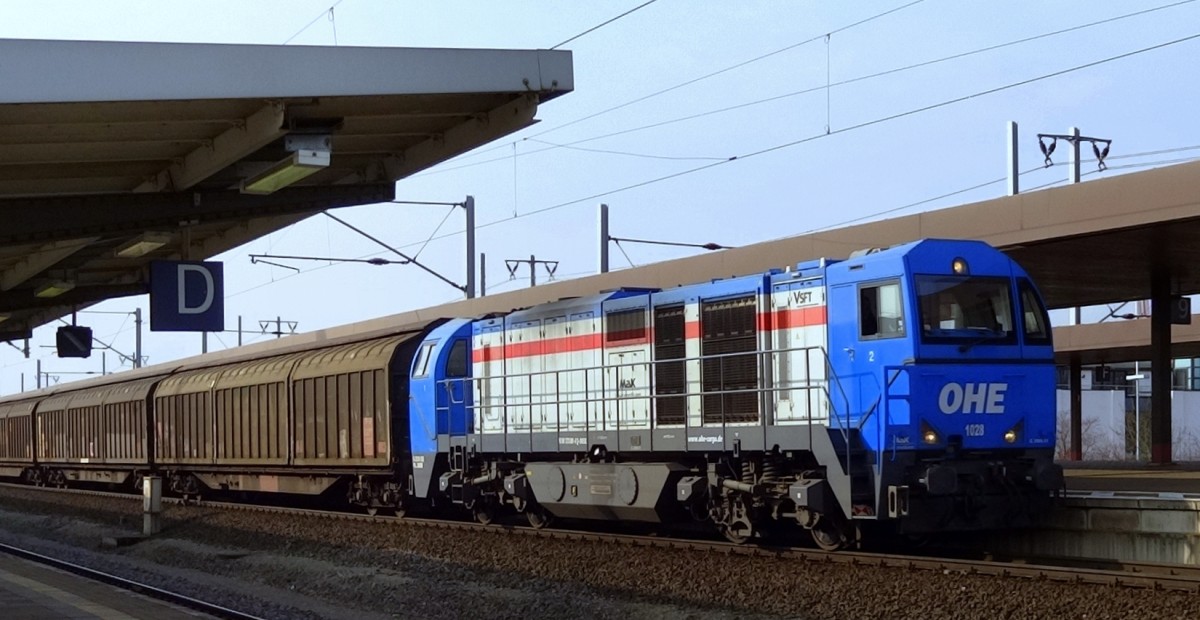 OHE 1028 (MaK G 2000 BB) fhrt durch den Bahnhof Gttingen.
Aufgenommen im Mrz 2014.