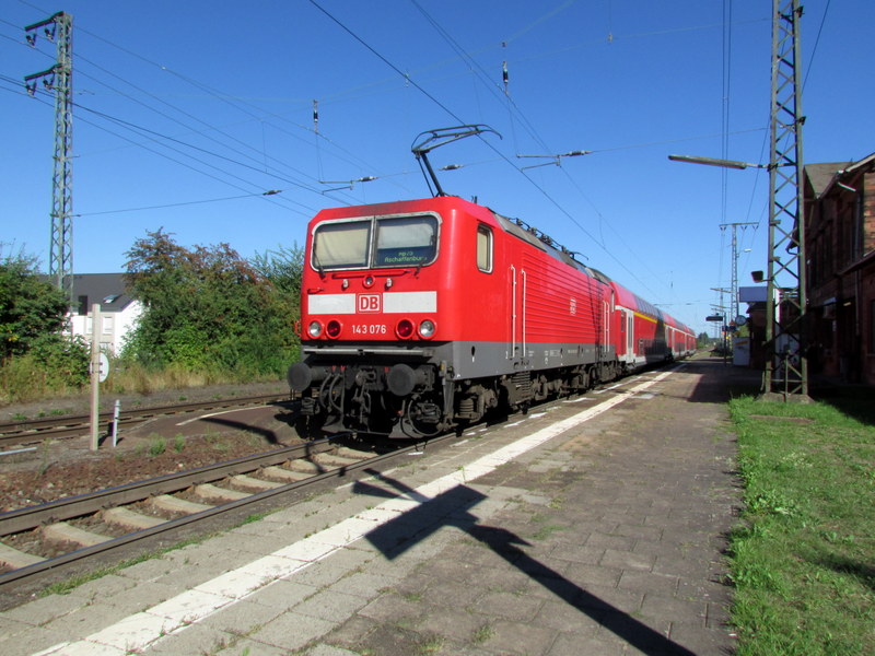 Personenzug RB 15721 im Bahnhof Weiterstadt am 05.Sept.2013