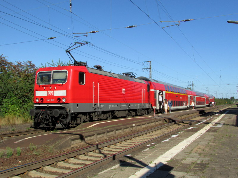 Personenzug RB 15724 im Bahnhof Weiterstadt am 05.Sept.2013