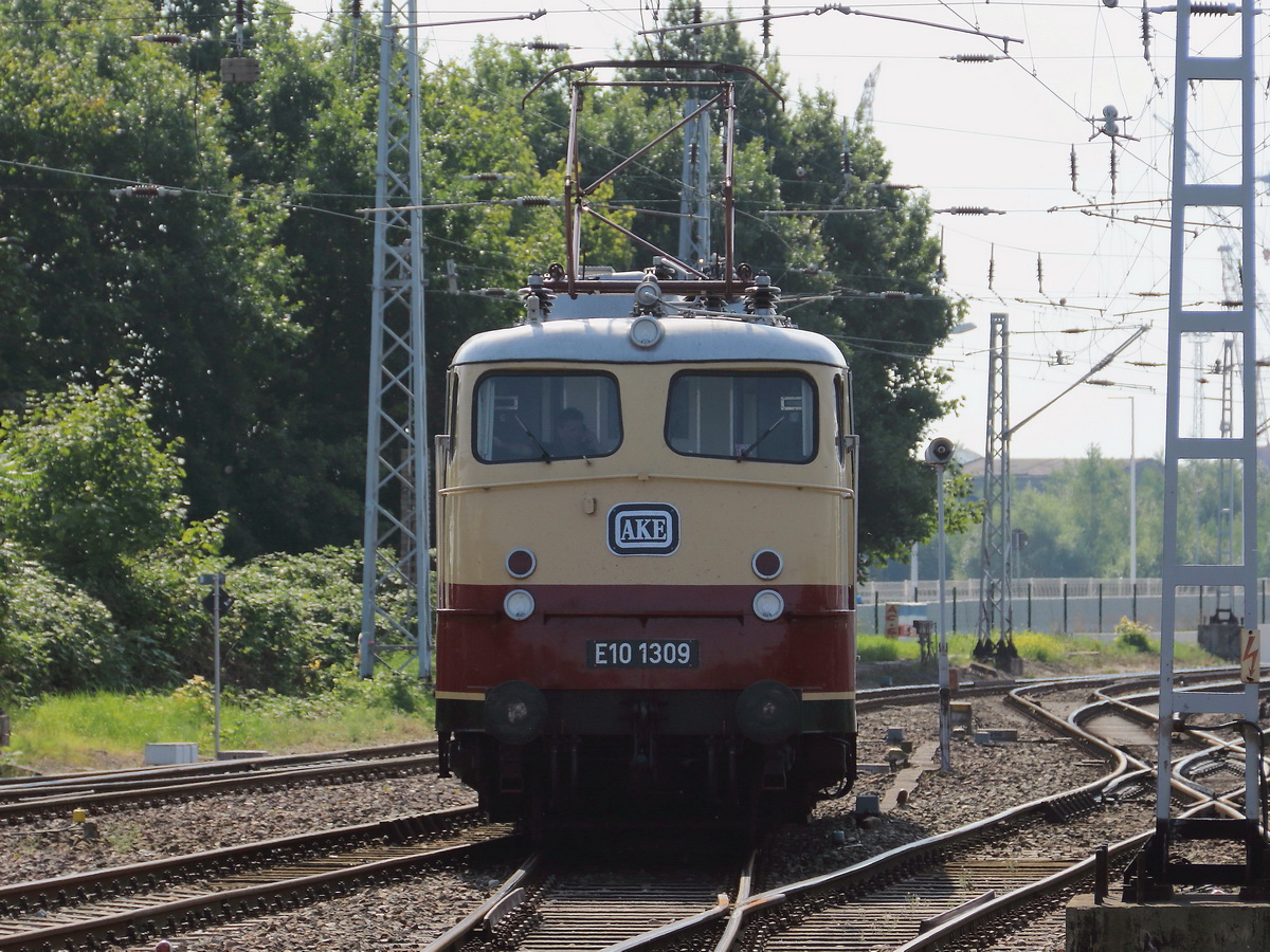 Rangierfahrt E 10 1309 in Warnemünde am 30. August 2017.