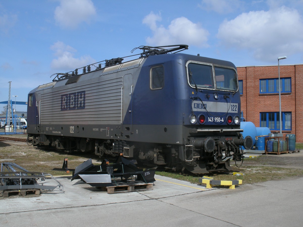 RBH Lok Nr.122(ex. 143 950),am 23.März 2014,im Rostocker Bahnbetriebswerk.