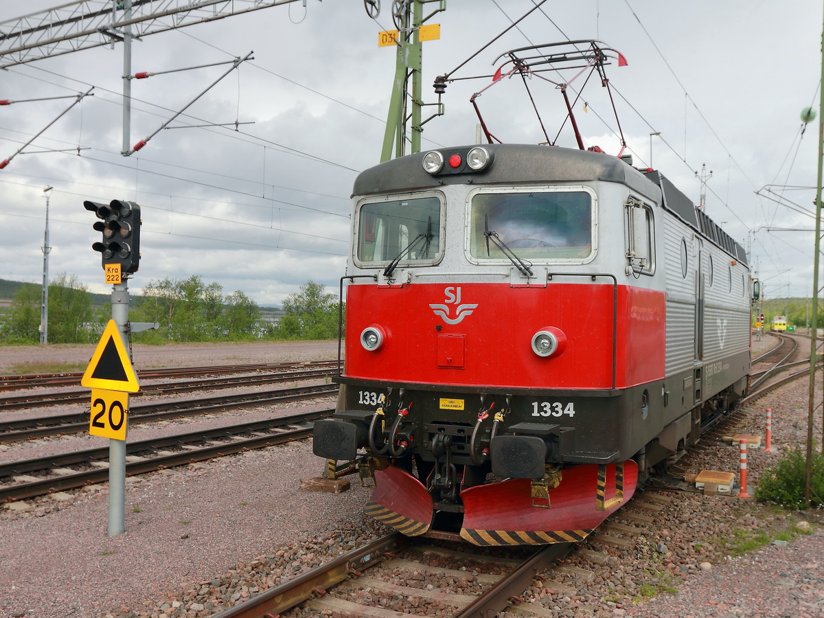 Rc4 1334 rangiert am 24. Juni 2016 im Bahnhof Kiruna.