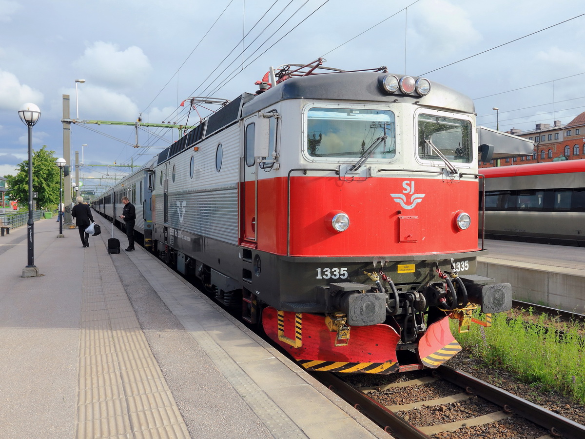 Rc4 1335 vor dem Nachtzug von Stockholm nach Narvik am 21. Juni 2016 in Gävle C
