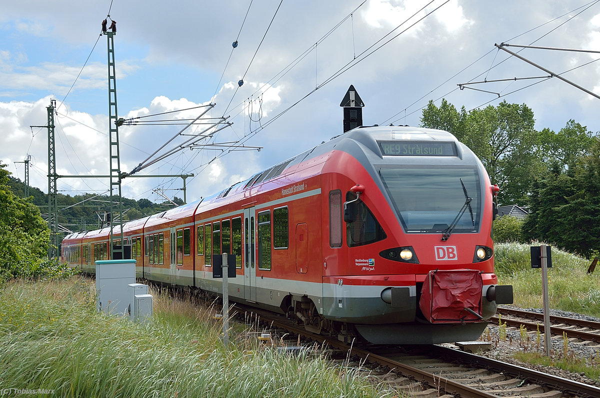 RE9 nach Stralsund bei der Ausfahrt aus Lietzow am 18.07.2016