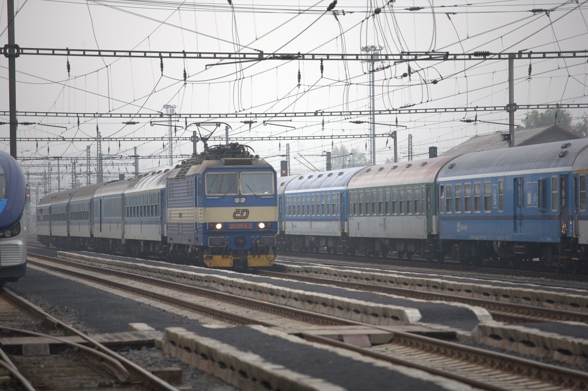 Rechts im Bild ausfahrend der Nachtschnellzug Kosice-Cheb, links ausfahrend der Schnellzug nach Prag  gefhrt von 362 053 -1  im Bahnhof Chomutov. 04.10.2014 08:02 Uhr.