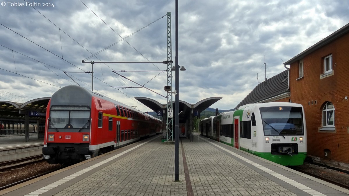 Rechts steht ein 650er der ErfuterBahn über Erfurt nach Apolda und links eine DR-Doppelstockwagen Garnitur nach Großheringen.
Aufgenommen in Saalfeld im August 2014.