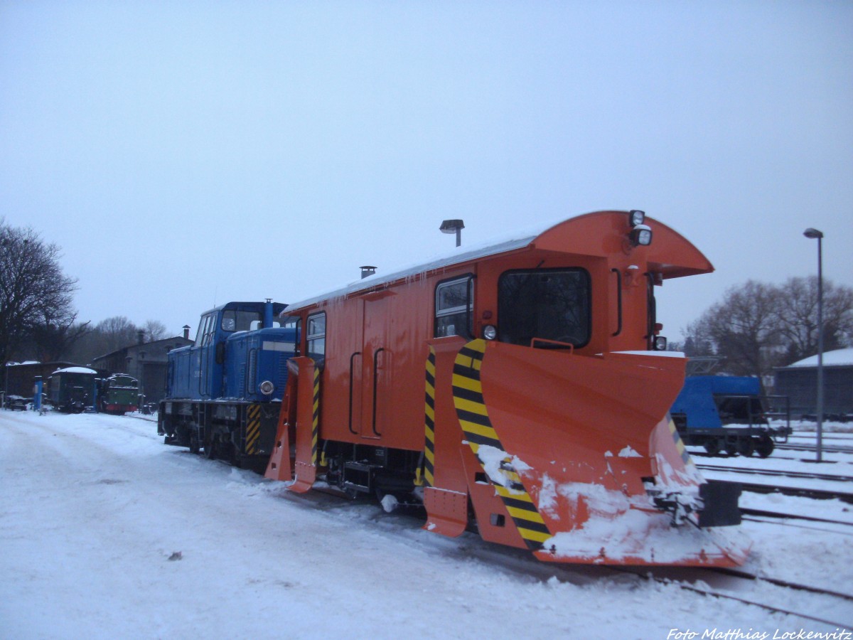 RBB 251 901 mit dem Schneepflug abgestellt am Kleinbahn BW Putbus am 30.1.14