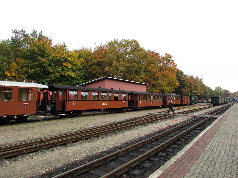 R..K.B 33 und noch zwei R..K.B Wagen und der R..K.B 29 und ein Reko-Packwagen und noch vier Reko-Wagen abgestellt abgestellt in Putbus am 15.Okt.2013