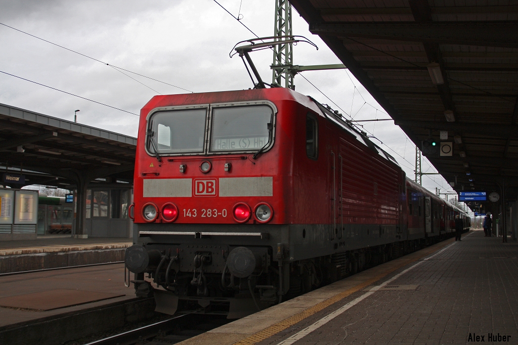 Selten zu sehen ist die BR143 vor der RB20 (Eisenach - Halle) , hier steht sie am 20.12.14 in Weimar am Bahnsteig 2 gen Halle bereit.
