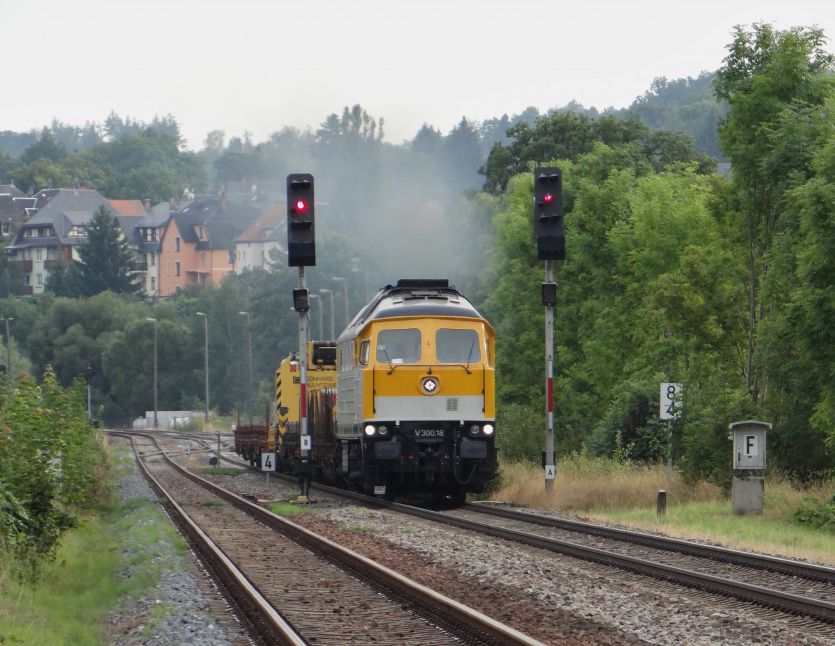 SGL V 300.18 kam mit einem Bauzug am 19.08.13 nach Weischlitz/V. Hier dte Ausfahrt in Weischlitz