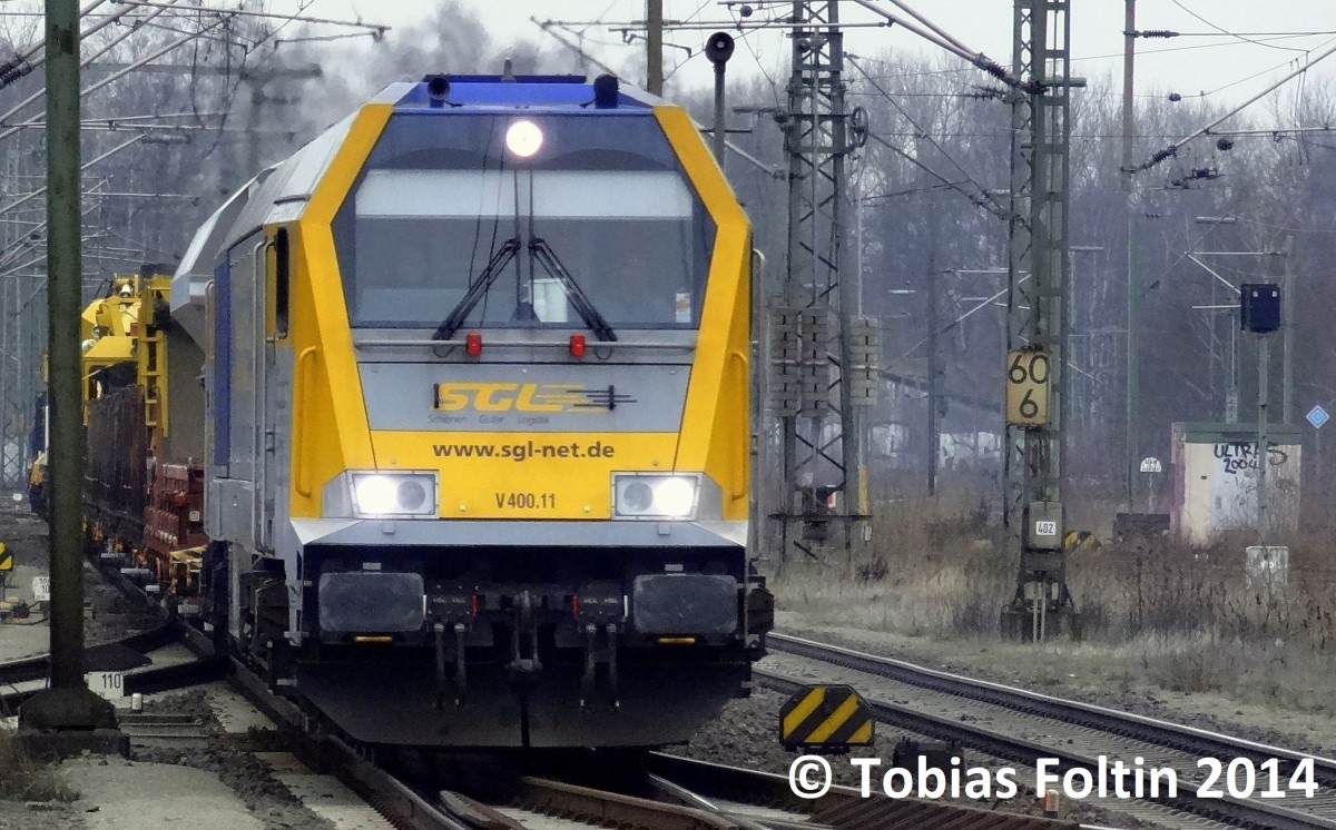 SGL V400.11 (BR 263) fhrt mit einem Gterzug durch Braunschweig Hbf durch.
Aufgenommen im Mrz 2014.