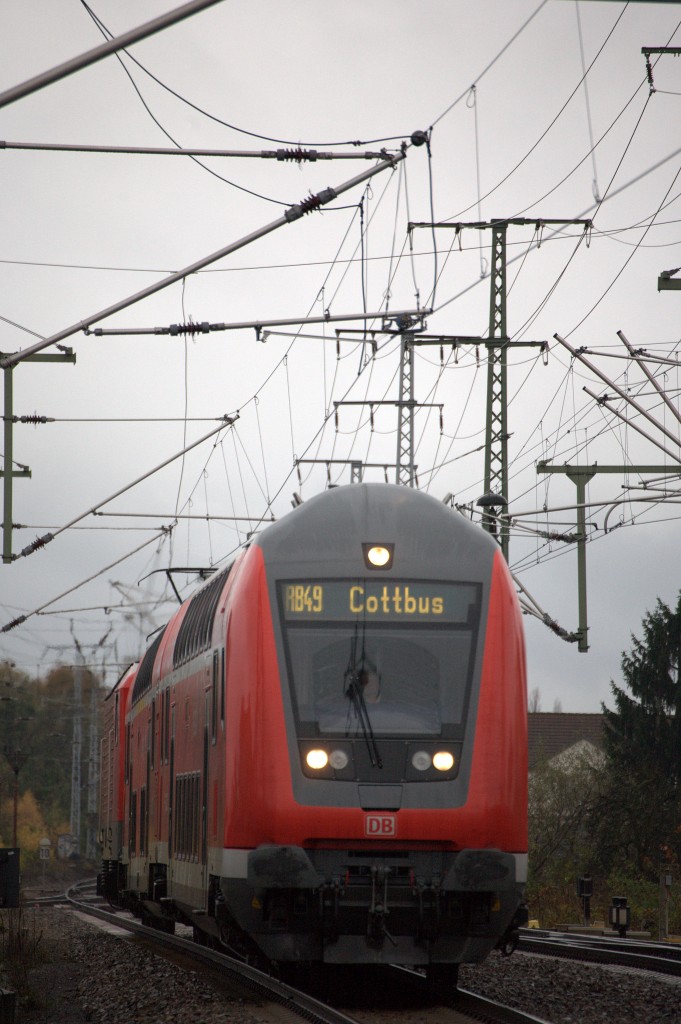 Steuerwagen voraus hier die Regionalbahn nach Cottbus bei der Einfahrt in den Bahnhof Senftenberg. 20.11.2013 15:23 Uhr.