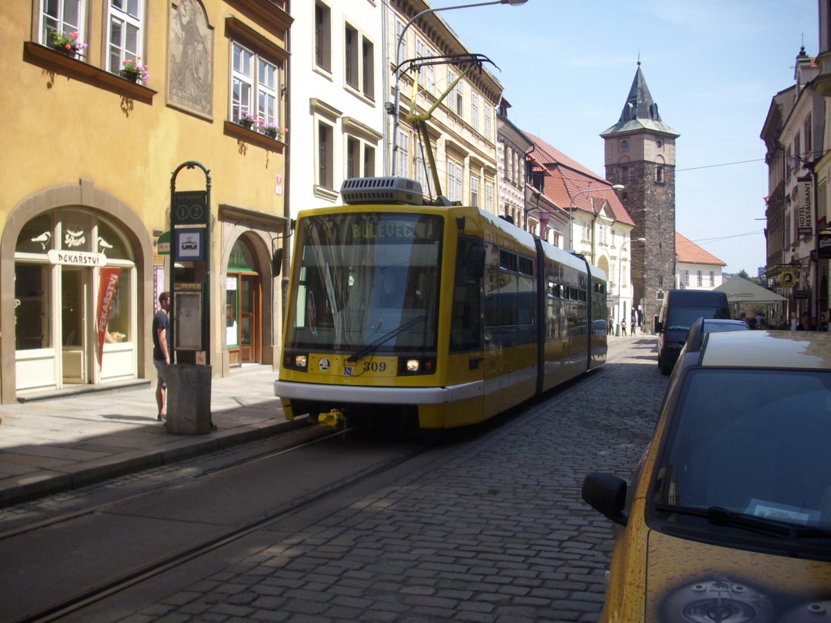 Straenbahn 309 der Dopravn podniky města Plzně, fotografiert in Plzen am 24.07.2012 