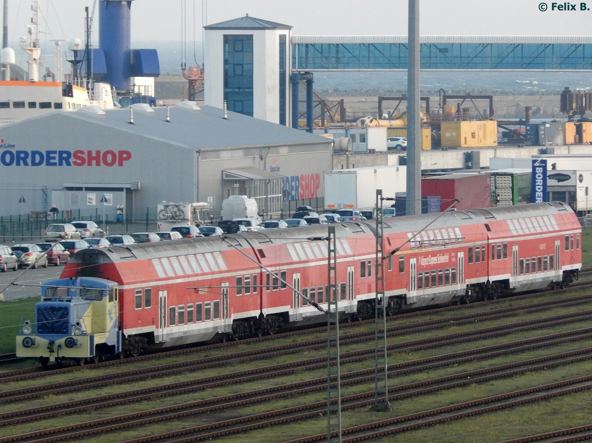TME Lok Nr.22 mit Doppelstockwagen des Airport-Express Schnefeld in Mukran am 27.11.2014