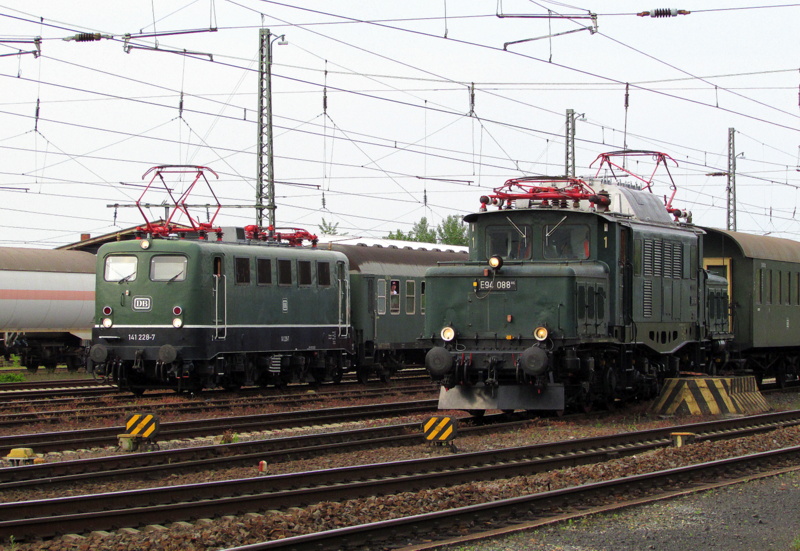 Treffen zweier E-Loks im Bahnhof Darmstadt Kranichstein am 01.Juni.2014.
Links die 141 228-7 der Bahnwelt Darmstadt und rechts E94 088 der GES Stuttgart.
Die E94 088 war eine Gastlok bei den Bahnwelttagen.