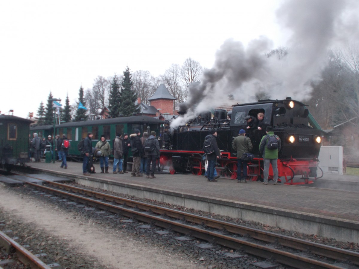 Umlagert von Eisenbahnfan`s stand (Dampf)achim,am 20.Februar 2016,in Putbus wieder Rede und Antwort.