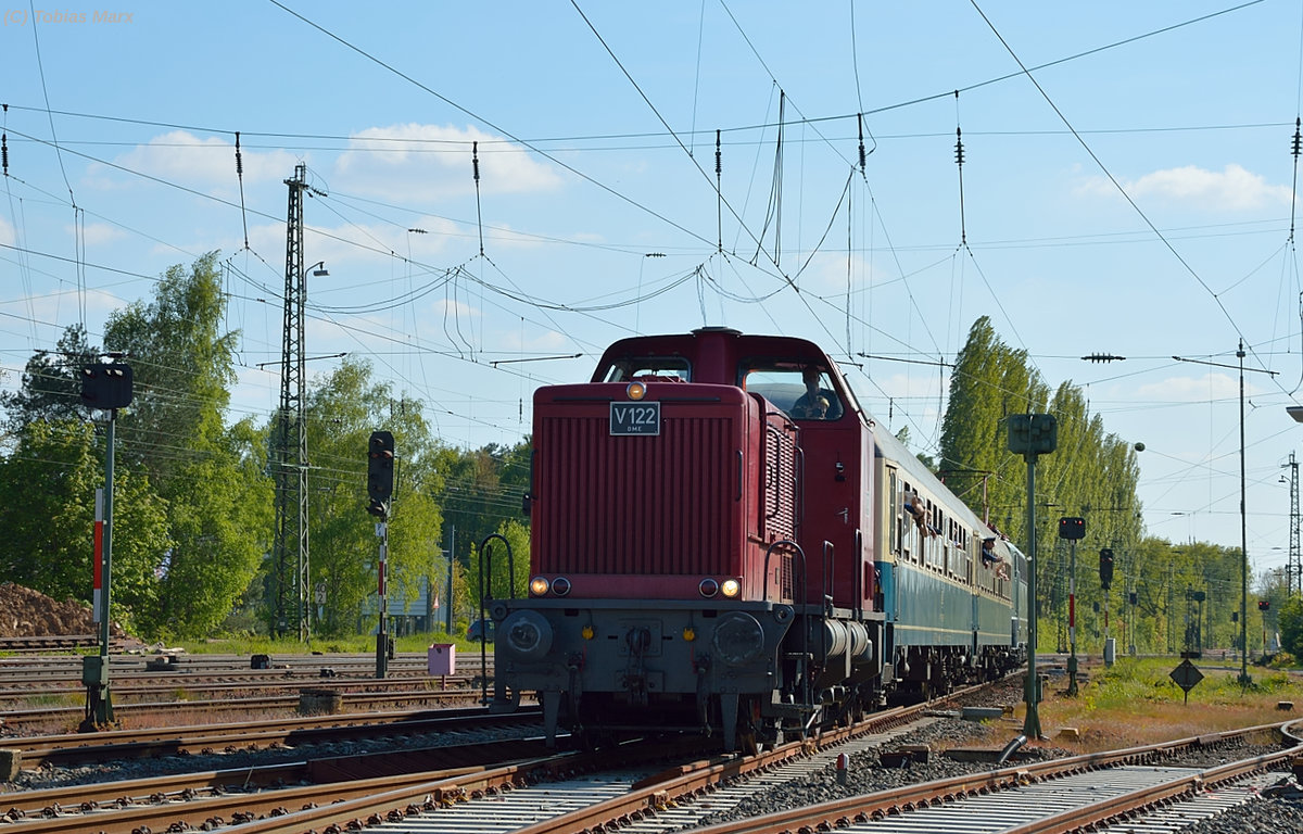 V122 bei der Einfahrt mit einem Pendelzug aus Darmstadt Hbf am 05.05.2016