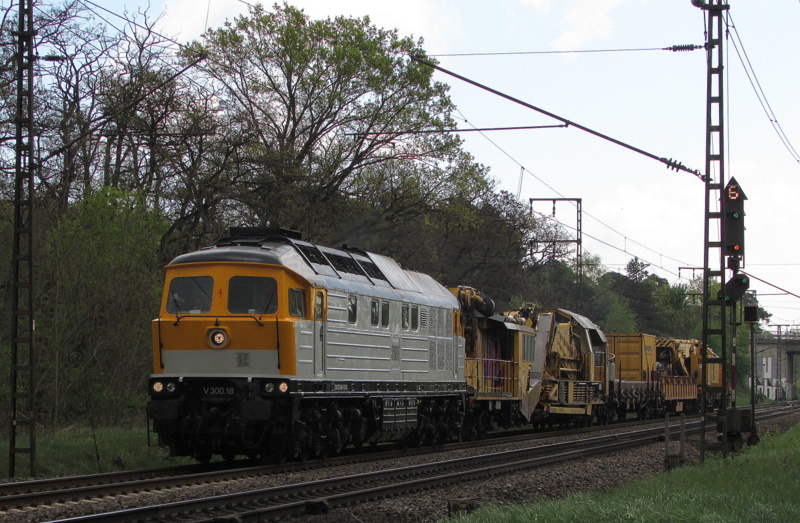 V300.18 der SGL mit einem Bauzug zwischen Darmstadt und Weiterstadt am 14.Apr.2014