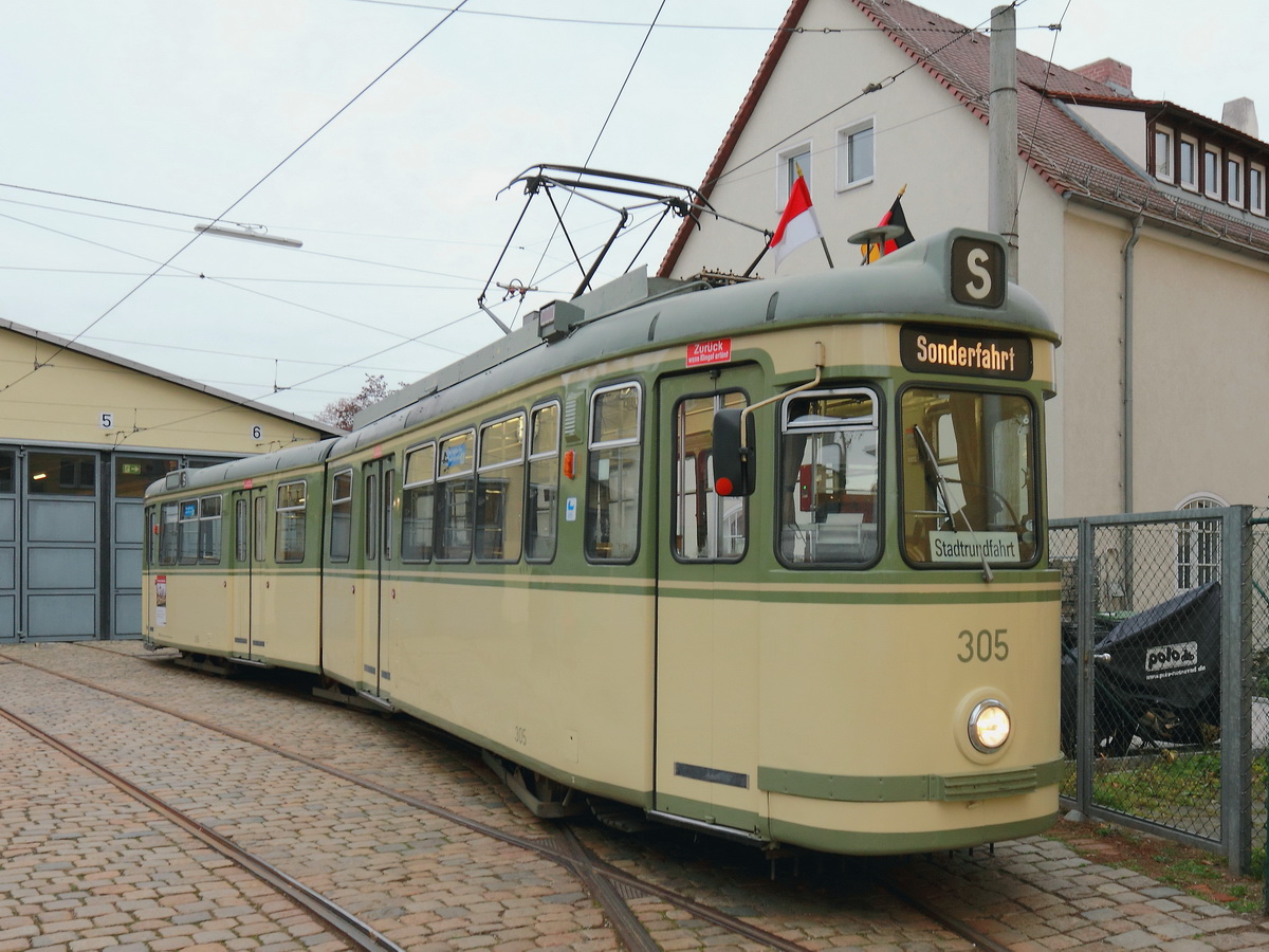 Vor dem Historische Straßenbahndepot St. Peter in Nürnberg steht am 13. November 2015 ein  Großraumtriebwagen  Typ  Nürnberg , vierachsig Nummer 305 nach einer Stadtrundfahrt.