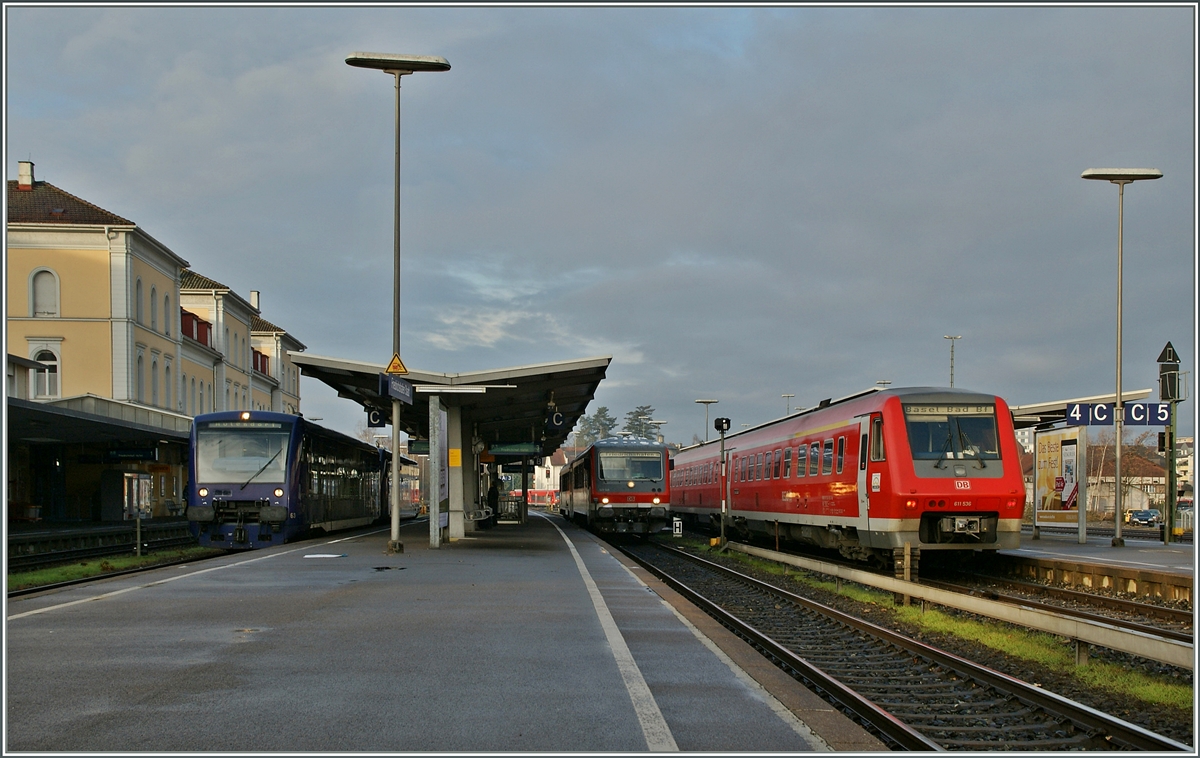 VT 611 536 von Ulm nach Basel Bad. Bf., VT 628 nach Friedrichshafen Hafen und ein BOB VT warten in Friedrichshafen Stadtbahnhof auf ihre Abfahrten.
30. Nov. 2013