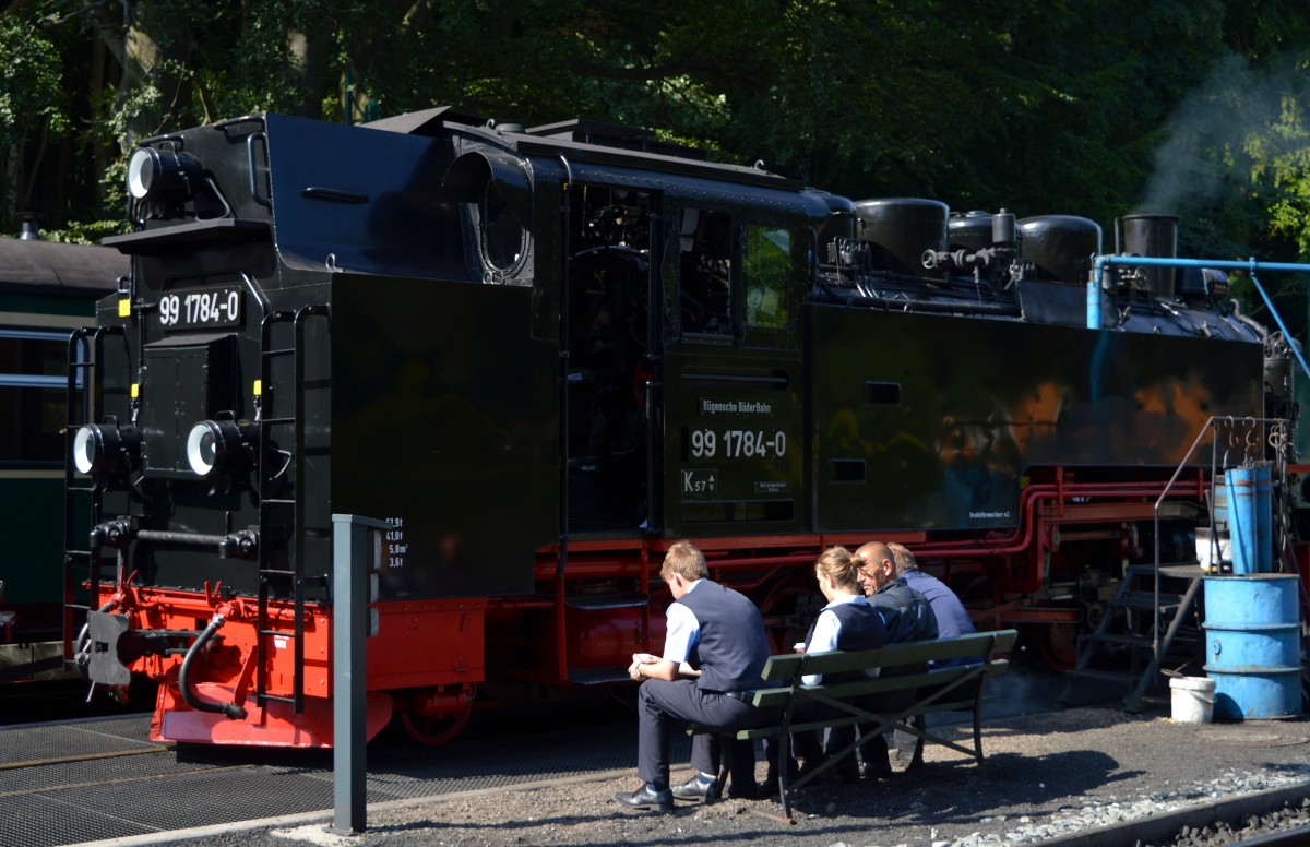 Während des Wasserfassen unterhalten sich Zug-und Lokpersonal am 06.08.2015 in Göhren.