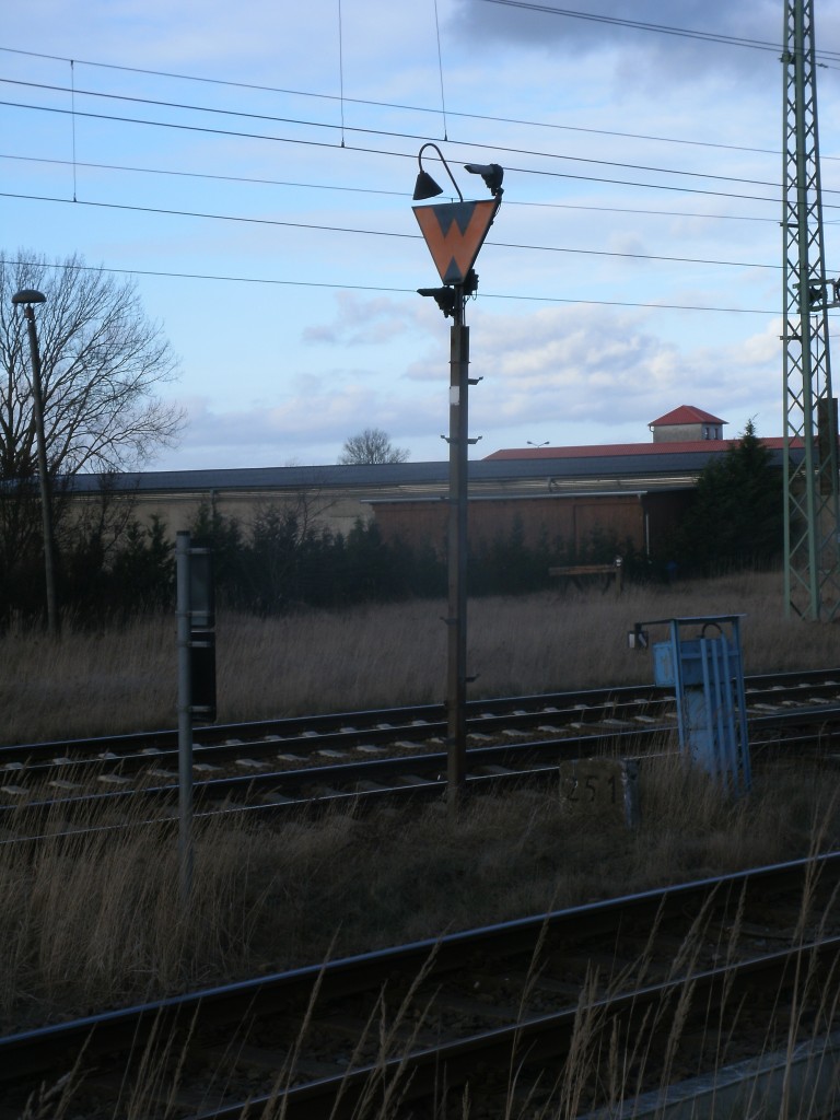 Wärtersignal an der westlichen Ausfahrt von Bergen/Rügen am 09.Februar 2014.