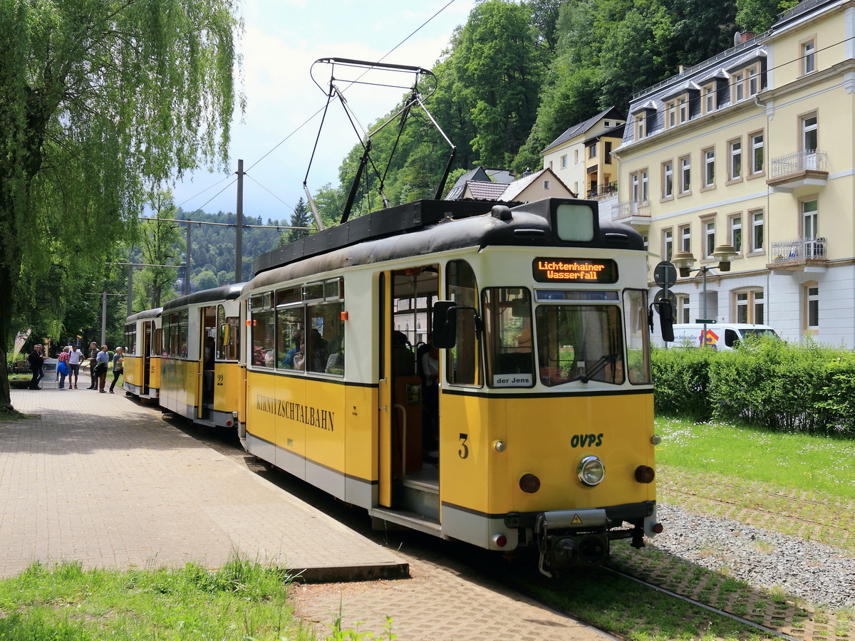 Wagen 3 der Kirnitzschtalbahn mit 2Anhänger steht am 21. Mai 2016 an der Endhaltestelle Kurpark in Bad Schandau.