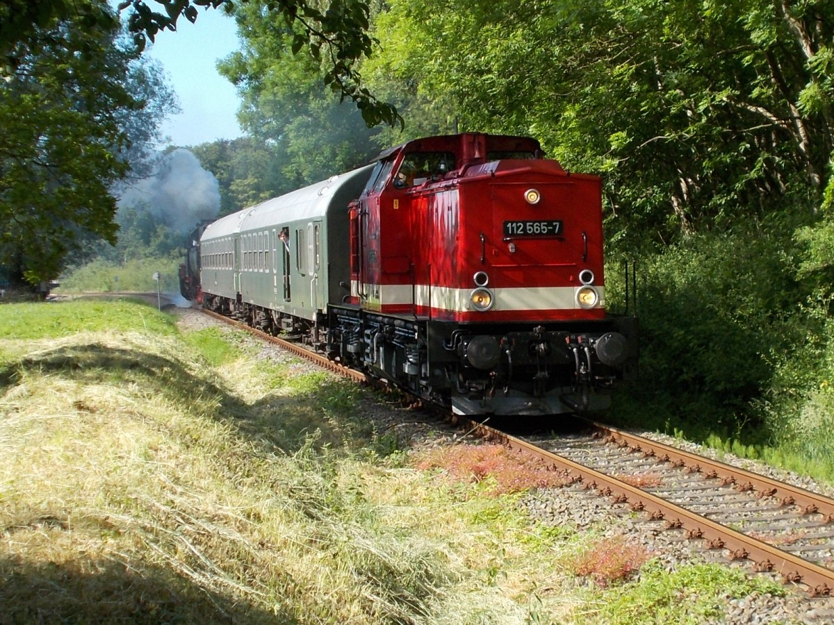 Wie in alten Zeiten ist zwischen Bergen/Rügen und Lauterbach Mole wieder eine V100 unterwegs gewesen.Am 15.Juni 2014 verließ die PRESS 112 565 zusammen mit der am Schluß mitfahrenden 52 8079 Putbus.