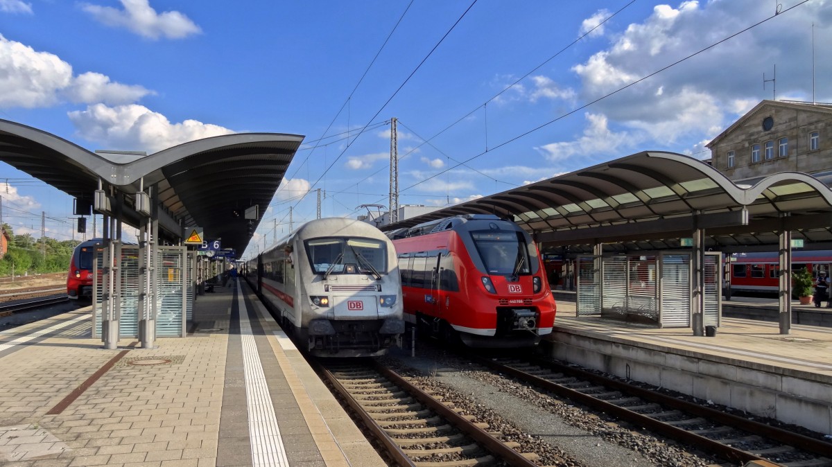 Zugkreuzung in Bamberg von links einem ICE nach Berlin und rechts einer S-Bahn Richtung Nürnberg.
Aufgenommen im August 2014.
