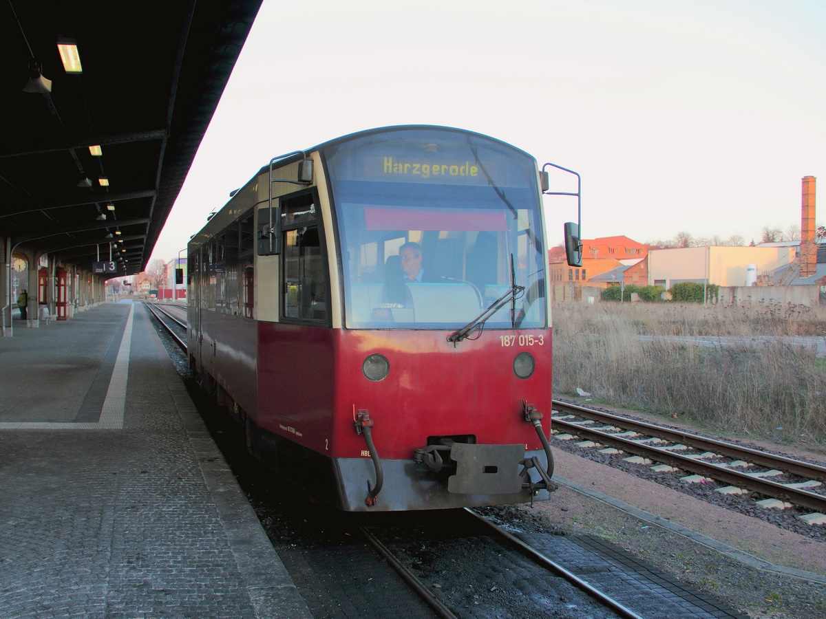 Zur Abfahrt nach Harzgerode steht am 23. Februar 2014 187 015-3 als HSB 8957 in Quedlinburg bereit. 