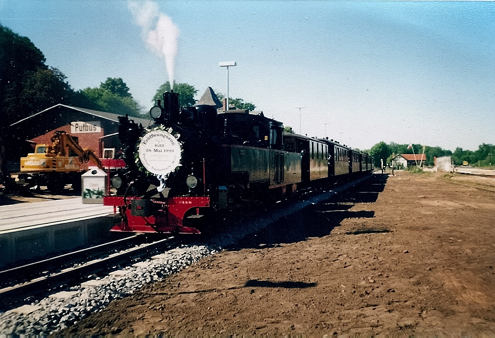 Zur Erffnung des Dreischienengleises nach Lauterbach Mole hatte die Aquarius C die Ehre den ersten Zug zubespannen hier stand der Erffnungszug in Putbus.