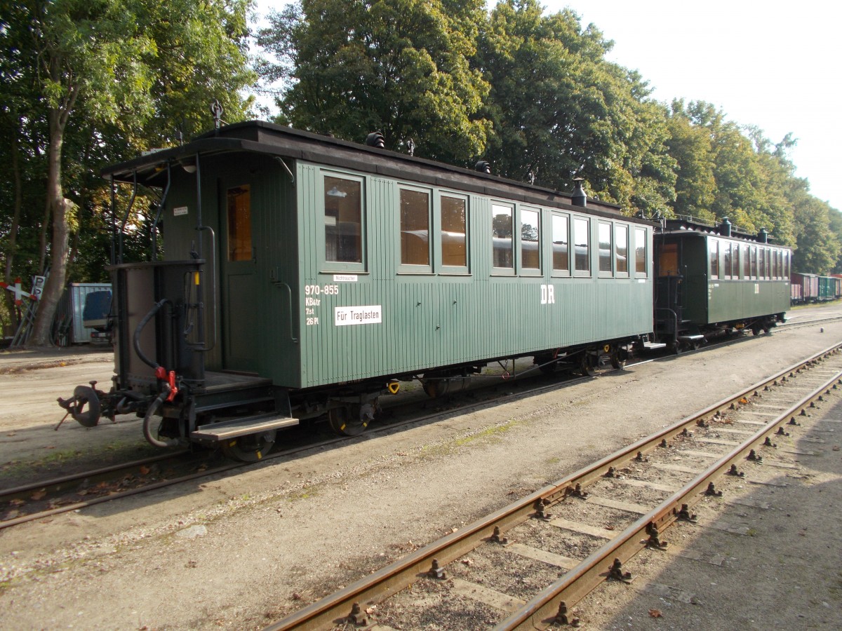 Zwei abgestellte Reisezugwagen,am 29.September 2014,in Putbus.