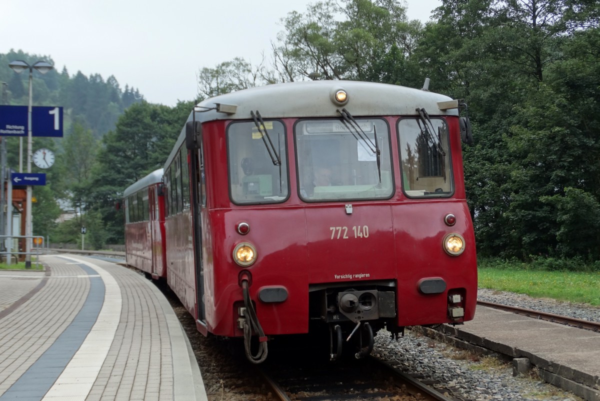 Zwei BR772 Schienenbusse stehen in Katzhtte zur Abfahrt nach Rottenbach bereit. Aufgenommen im August 2015.