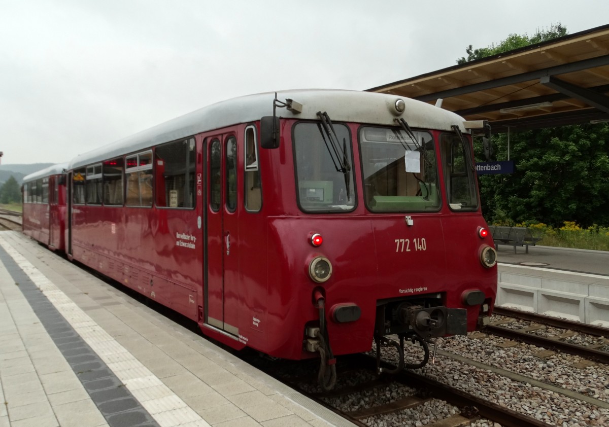Zwei BR772 Schienenbusse stehen in Rottenbach zur Abfahrt nach Katzhtte bereit.
Aufgenommen im August 2015.