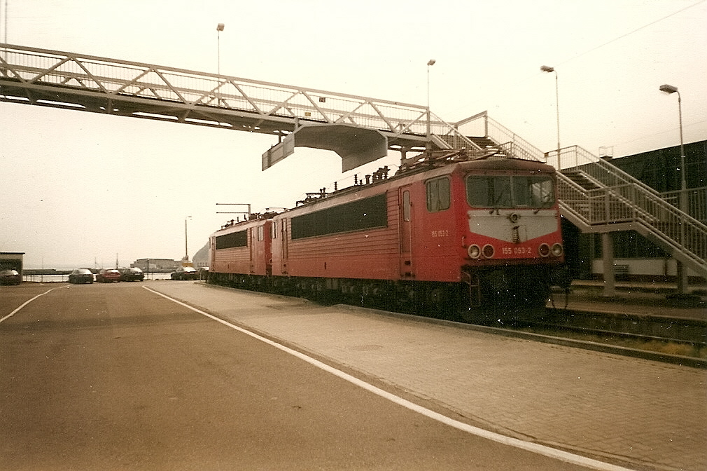 Zwei  Container  am Bahnsteig in Sassnitz Hafen.