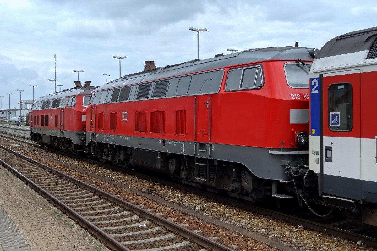 Zwei Dieselloks der Baureihe 218 ziehen den EC 194 aus dem Bahnhof Buchloe nach Zrich HB.
Aufgenommen im September 2014.