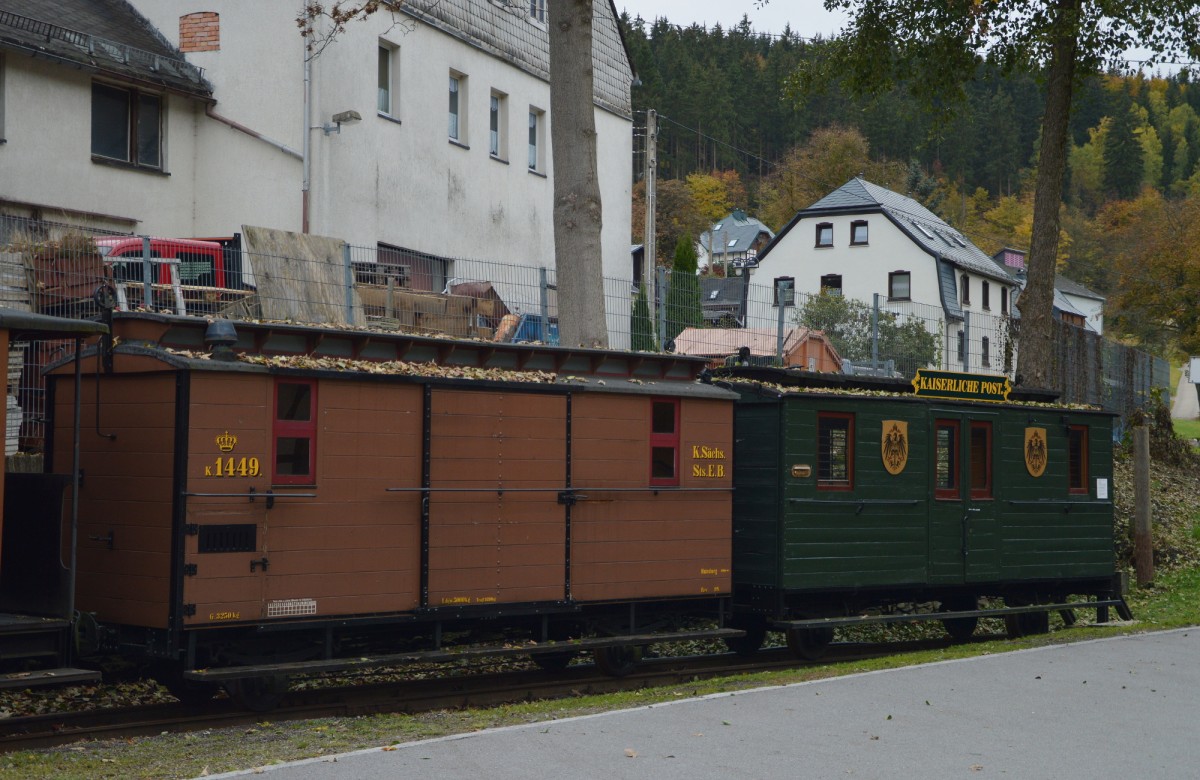 Zwei Königlich.Sächsische.Staatsbahn-Wagen in Oberittersgrün am 23.10.2015