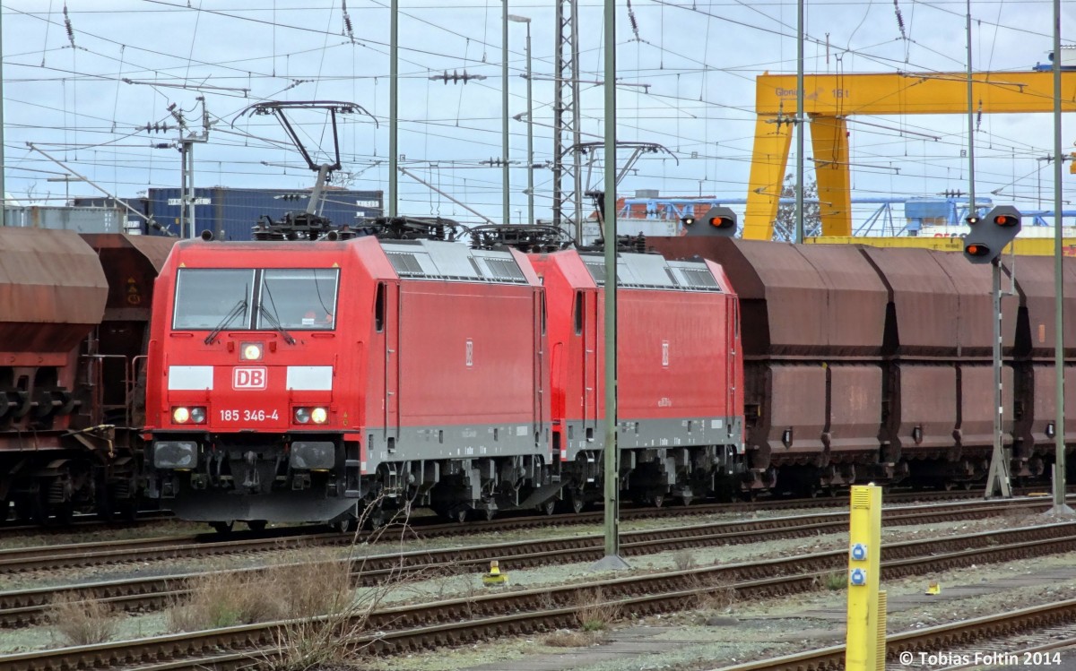 Zwei Loks der Baureihe 185 ziehen einen Gterzug durch den Schweinfurter Hauptbahnhof.
Aufgenommen im Mrz 2014.